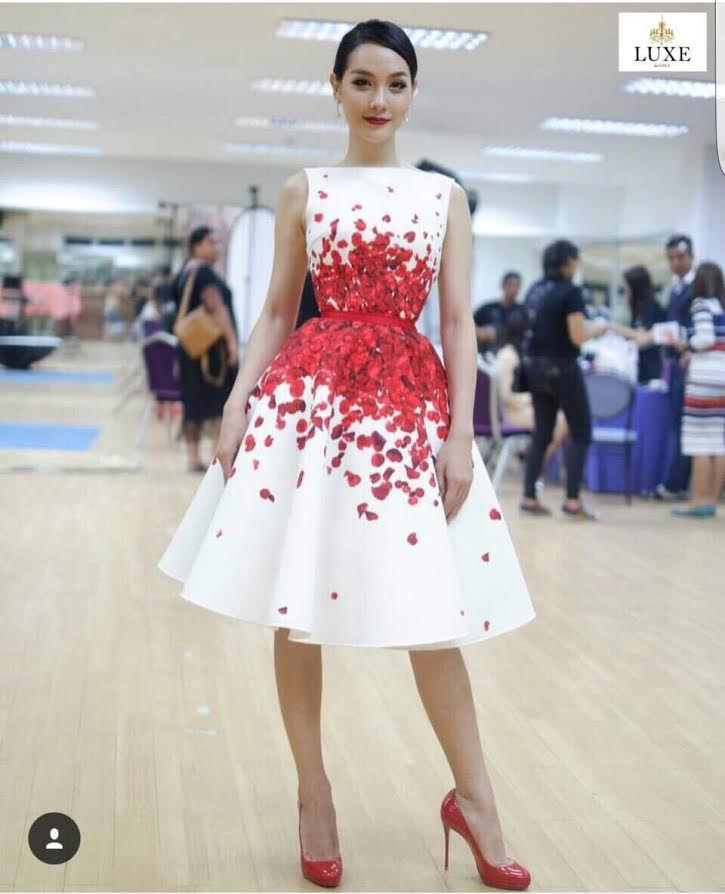 พร้อมเช่า Set ชุดออกงาน ทรงวินเทจ พิมพ์ลายกลีบกุหลาบ เข้ากันทั้งเสื้อและกระโปรง -