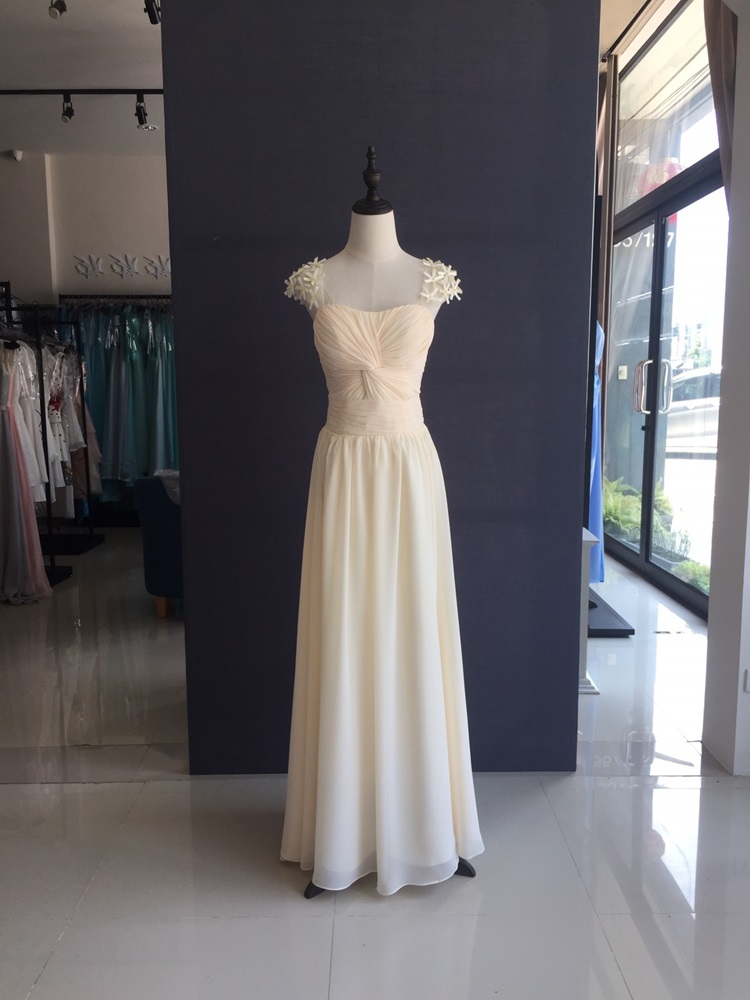 พร้อมส่ง ชุดราตรียาว สีครีม จับเดรปอกรูปหัวใจ ไหล่แต่งดอกไม้ 3 มิติสวยหวาน