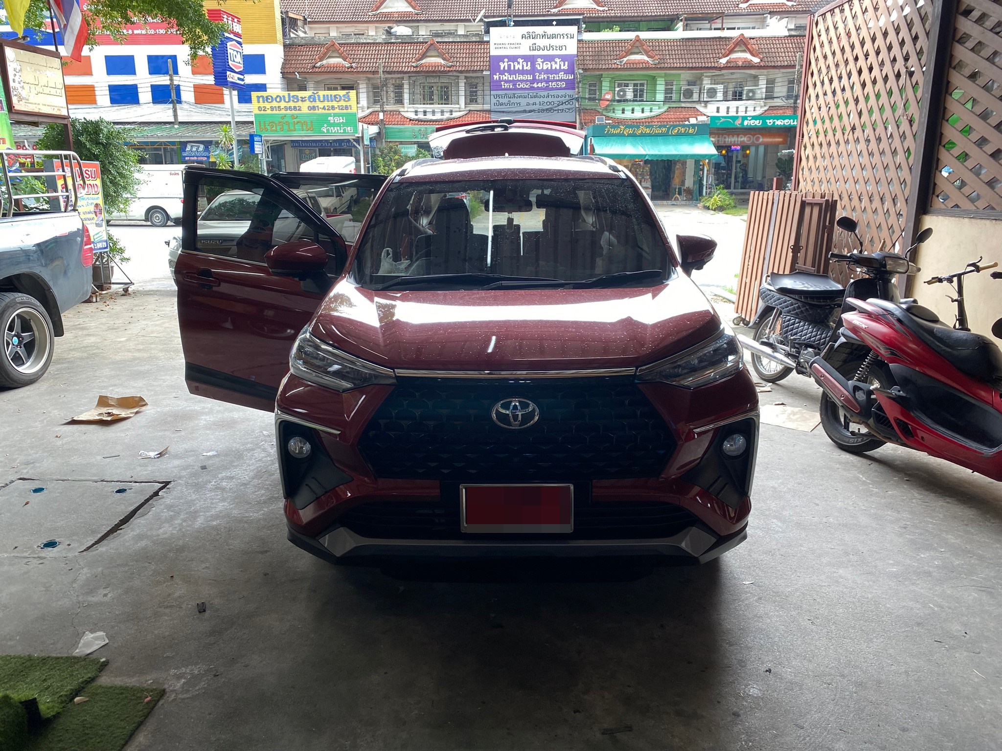 สั่งตัดพรมรถยนต์ Toyota Veloz ปูพรมvvip สีดำด้ายแดง เต็มคัน