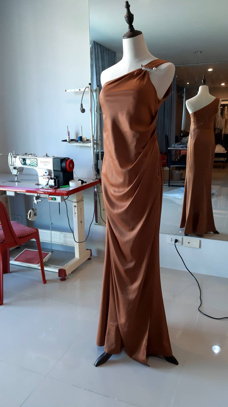 พร้อมเช่า ชุดราตรียาว ชุดเดรส ไหล่เฉียง จับเดรปหน้า สีส้มอิฐ สีน้ำตาล สีเบจ (เฉพาะ S,M)