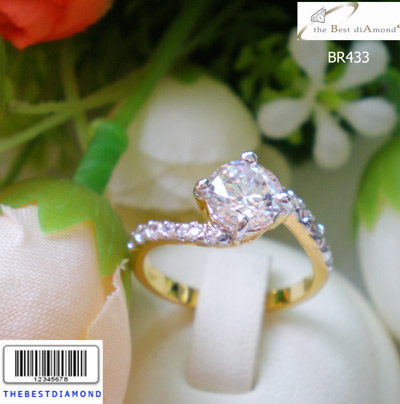 BR433+++แหวนชู 1 กะรัต ตรงกลางเพชรCZกลมยกสูง บ่าข้างเอี้ยวๆ สวยมากๆๆ ดูดี เพชรประกายแวววับ วิ๊งๆ เหมือนจริงสุดๆๆ