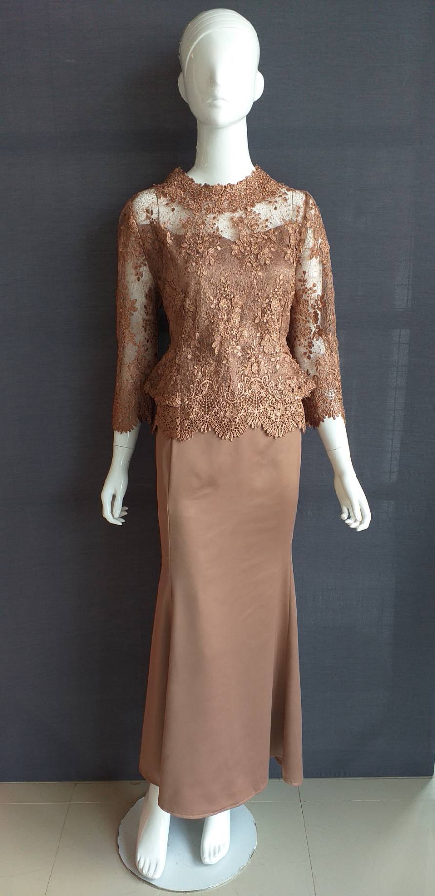 พร้อมเช่า ชุดไทยคุณแม่ เสื้อลูกไม้สีน้ำตาล คอวี กระโปรง แยกชิ้น เรียบหรู