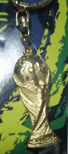 พวงกุญแจ ฟุตบอล การแข่งขันฟุตบอลโลก - FIFA WORLD CUP 2D TROPHY, เยอรมนี 2006 ใหม่ / WORLD CUP International Football Tournament Key Ring - FIFA WORLD CUP 2D TROPHY, GERMANY 2006 NEW