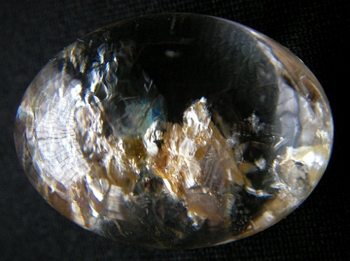 QU0010 QUARTZ น่าจัดอยู่ในสามกษัตริย์มังคละ มีเป็กทองคละด้านใน พบรอยรานใต้ก้นแก้ว ขนาดเม็ดแก้ว 20.61x27.85x14.92 mm. นน. 58.48 ct. ขายแล้ว