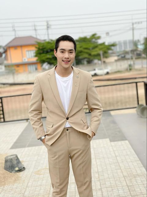 พร้อมเช่า สูทชาย สีกากี สไตล์เกาหลี พร้อมเสื้อกั๊ก