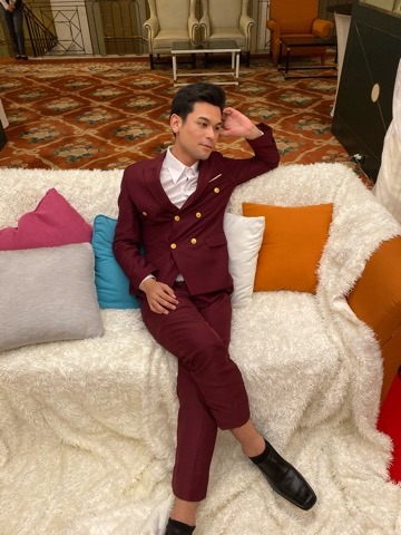 พร้อมเช่า ชุดสูทชาย สีไวน์แดง สองกระดุม แบบคลาสสิก ไม่มีเสื้อกั๊ก