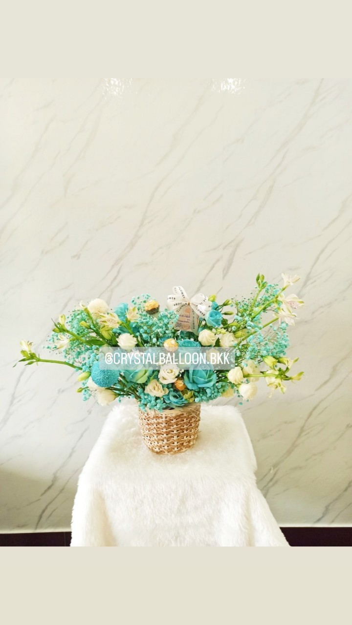 Flower Box ดอกไม้สด Style เกาหลี โทนฟ้า พร้อม Ferrero 4 ชิ้น พร้อมตกแต่ง สามารถเปลี่ยนสีได้