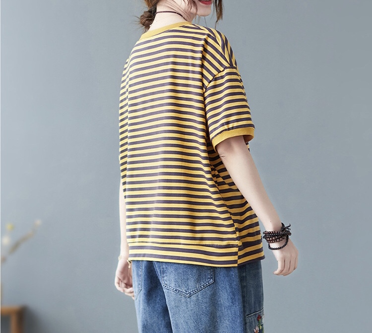 เสื้อยืดลายทางแต่งกระเป๋า