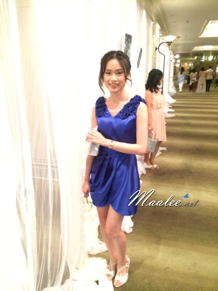 พร้อมส่ง ชุดราตรีสั้น เข้ารูป แต่งดอกไม้ช่วงไหล่ กระโปรงป้ายจับเดรปสวย สีน้ำเงิน