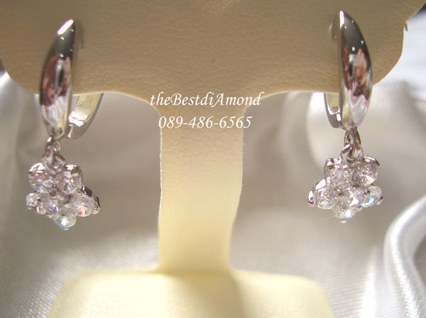 สินค้าหมด+++BE332RD===ต่างหูตุ้งติ้งดอกไม้=== น่ารักมากเลยนะคะ ด้านบนเป็นห่วงเรียบๆ ใช้เพชรขนาด 2 สตจำนวน 6เม็ดทำเป็นรูปดอกไม้ ห้อยเป็นส่วนของตุ้งติ้ง