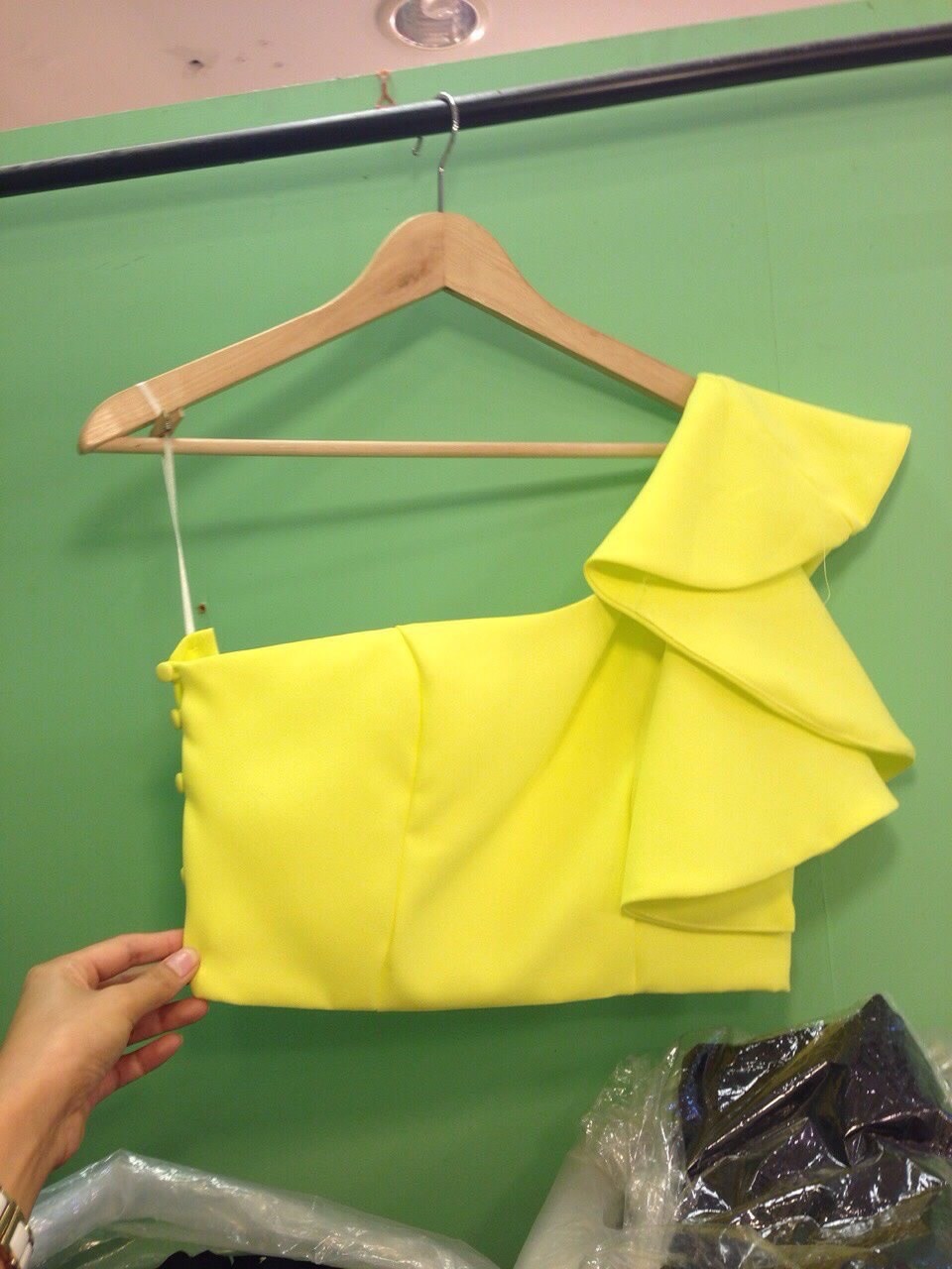 พร้อมส่ง ชุดออกงาน ไหล่เดียว แต่งระบาย สีเทา ใส่ได้ทั้งงานเช้า งานเย็น