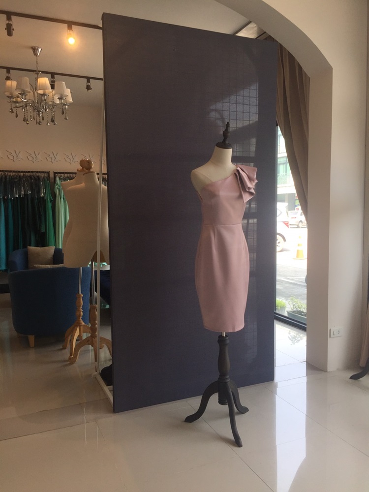 พร้อมเช่า ราตรีสั้น เดรสไหล่เดียว ผ้าดัชเชส ทรงเข้ารูป แต่งระบาย สีชมพู