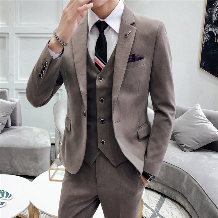 พร้อมเช่า ชุดสูทชาย สีน้ำตาล ทรงเข้ารูป สไตล์เกาหลี พร้อมเสื้อกั๊ก