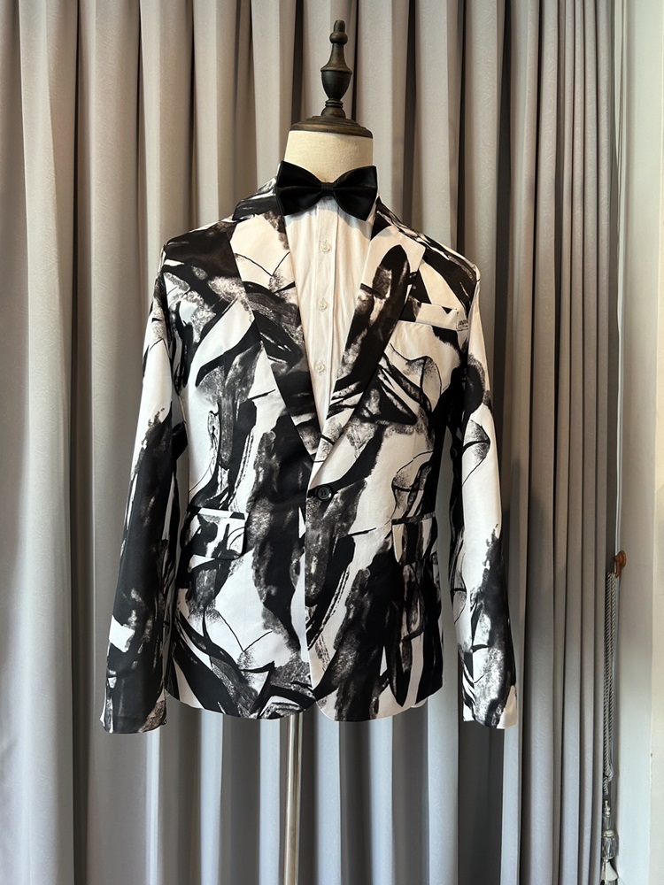 พร้อมเช่า เสื้อสูทชาย สีขาวดำ พิมพ์ลายหินอ่อน กับกางเกงสแลคดำ