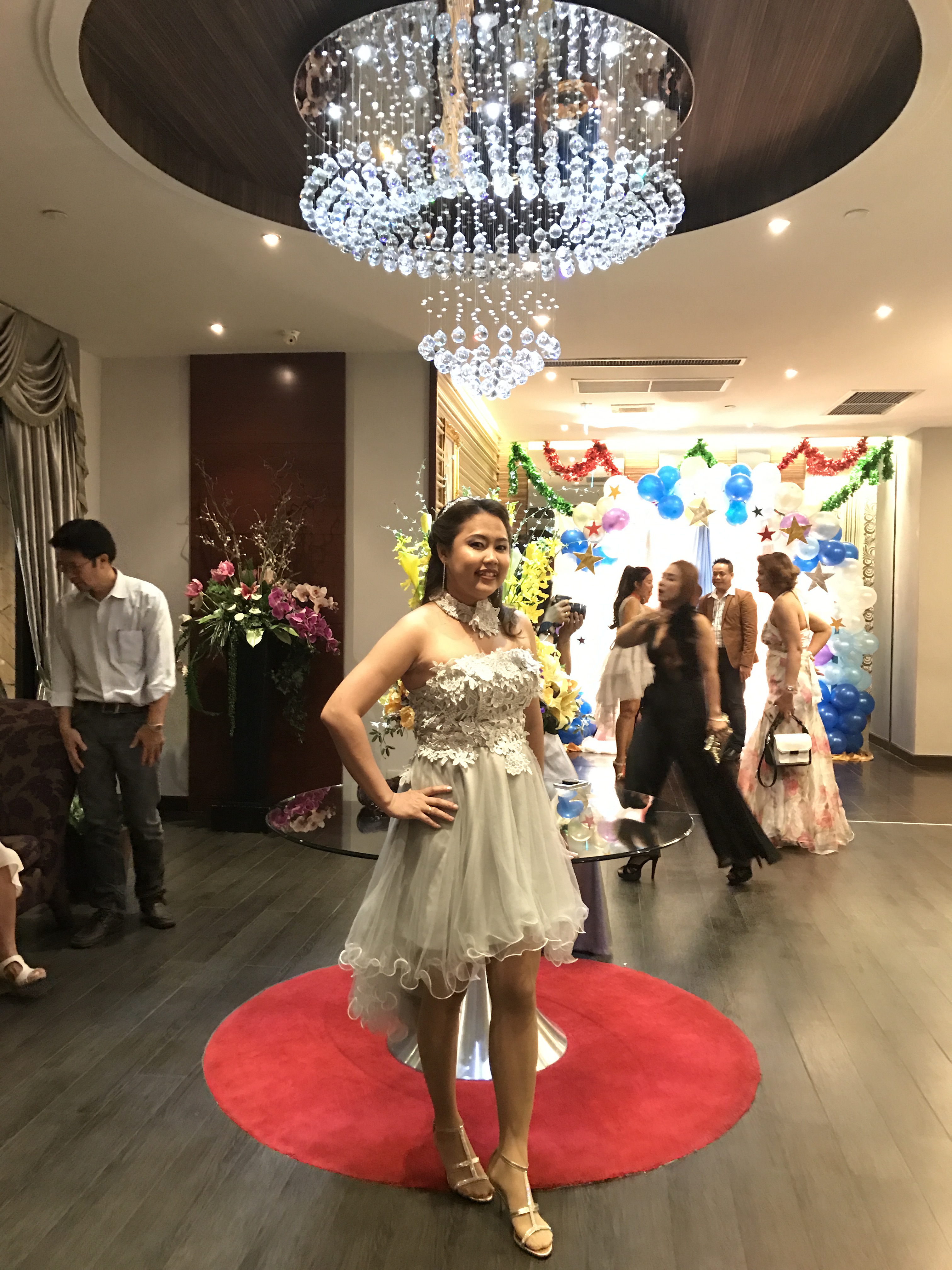 พร้อมเช่า ชุดราตรีสั้น เกาะอก ลูกไม้ หน้าสั้นหลังยาว สีเทา พร้อมสร้อยคอลูกไม้ ถอดแยกได้