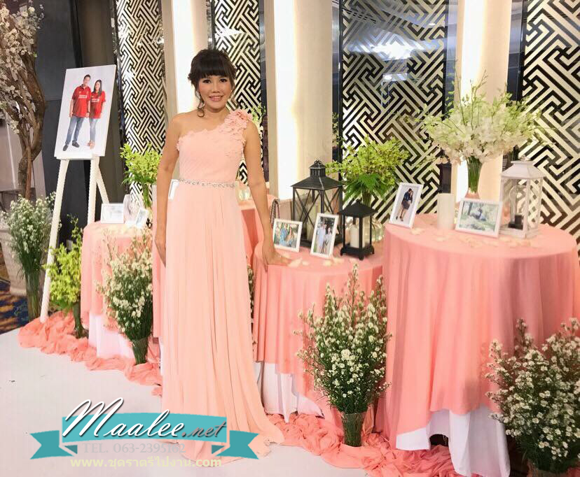 พร้อมเช่า ชุดราตรียาว ไหล่เดียว ผ้าชีฟองคาดเพชรที่เอว แต่งดอกสวย สีชมพูอ่อน