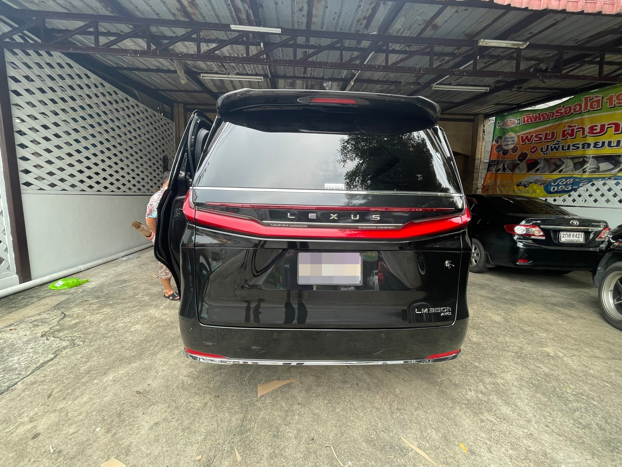 ผ้ายางปูพื้นรถตู้ Lexus LM350h 2024 7 ที่นั่ง กระดุมเล็ก PVC สีดำขอบดำ