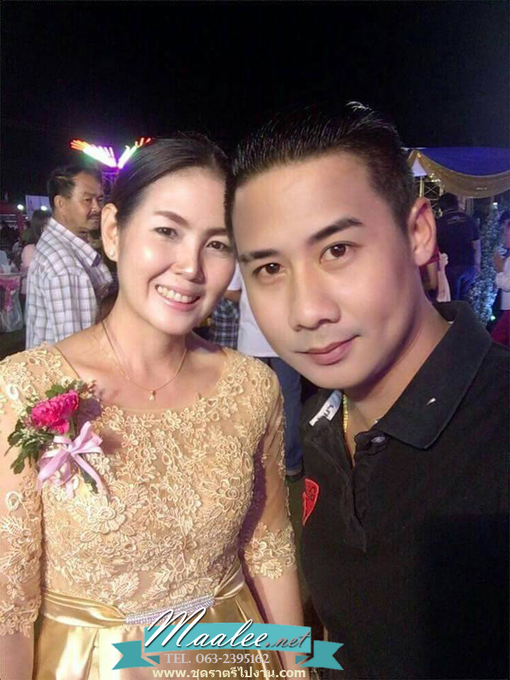 พร้อมเช่า ชุดราตรียาว แขนสามส่วน สีทอง อกแต่งลูกไม้ กรโปรงเนื้อผ้ามัน คาดเอวคริสตัล เพิ่มเข็มกลัดโบว์ช่วงหลัง