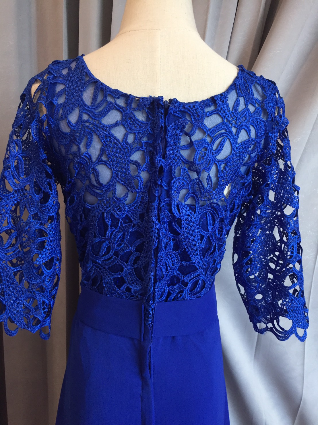 พร้อมเช่า ชุดราตรียาว สีน้ำเงิน แขนสามส่วน ลูกไม้ฉลุ กระโปรงผ้าชีฟอง