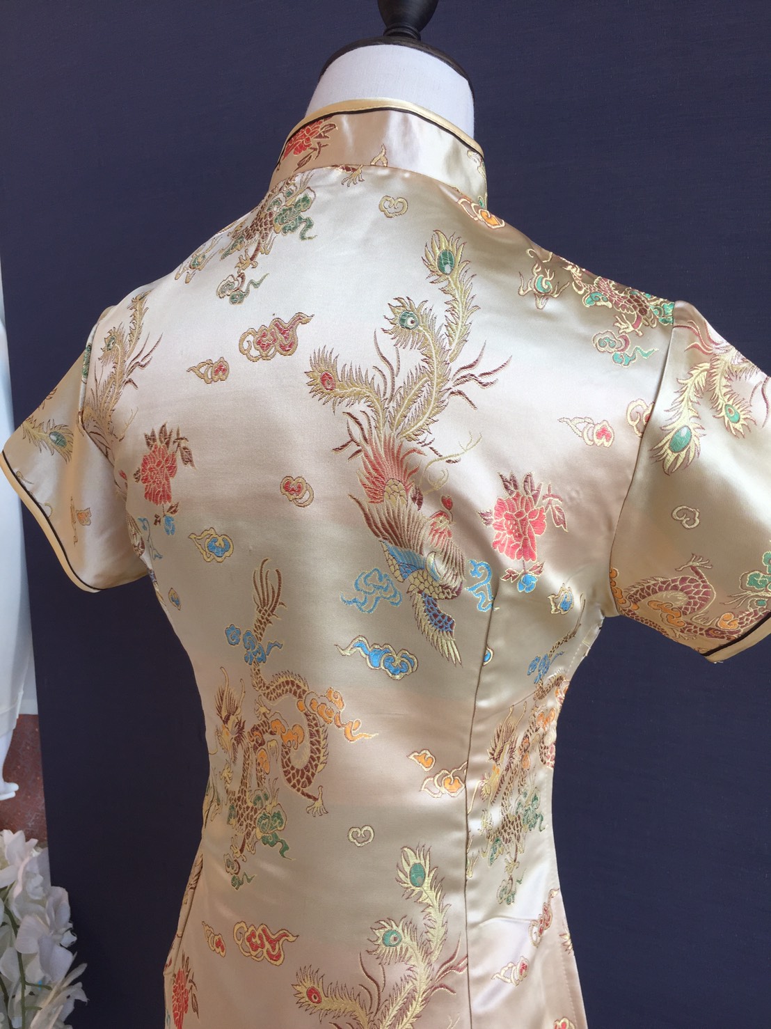 พร้อมส่ง กี่เพ้า สีทอง ลายมังกรนกฟินิกซ์ ผ้าไหมจีน กุ๊นขอบ ตัดเย็บอย่างดี