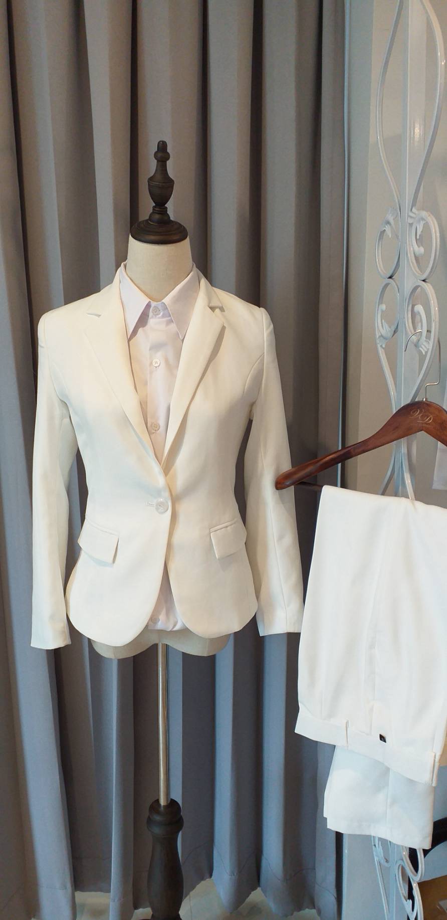 พร้อมเช่า สูทหญิง สูทสีขาว ทรงสลิม เข้ารูป