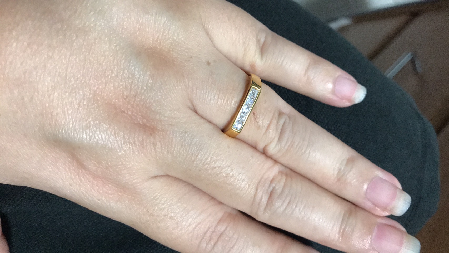 ชื่อสินค้า: BR005+++แหวนแถวตัดตรง+++ เพชรสี่เหลี่ยมฝังแบบล็อค งานดี เรียบร้อย ดูดีมากๆ เหมาะสำหรับคนไม่ชอบหนามเตย ใส่ได้ทั้งหญิงและชายเลยนะคะ