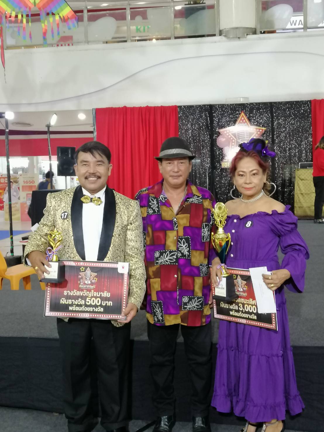 พร้อมเช่า ชุดสูท เสื้อสูทชาย สีทอง ปกทักซิโด้ ทอลาย3มิติ กับกางเกงสีดำ