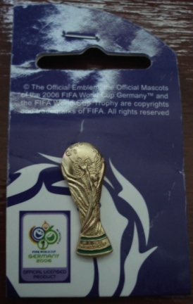 เข็มกลัด ฟุตบอล การแข่งขันฟุตบอลโลก - FIFA WORLD CUP 2D TROPHY, เยอรมนี 2006 ใหม่ / WORLD CUP International Football Tournament Pin - FIFA WORLD CUP 2D TROPHY, GERMANY 2006 NEW