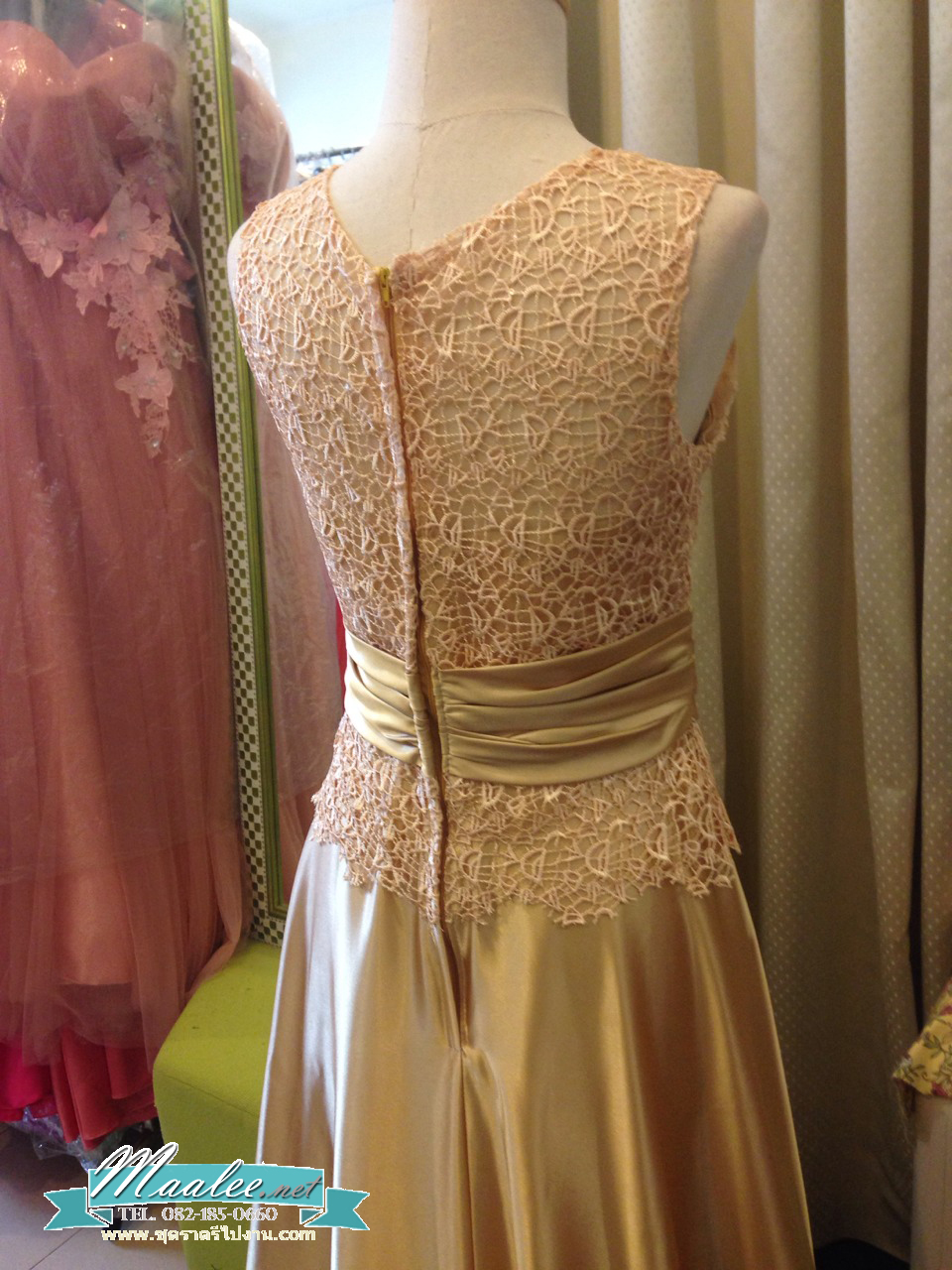 พร้อมเช่า ชุดราตรียาว แขนยาว แต่งลูกไม้ฉลุ ผาคาดเอวซาติน สีทอง สวยเรียบหรู