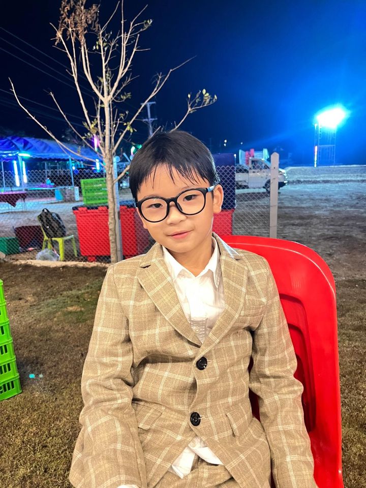 พร้อมเช่า ชุดสูทเด็กชาย สีกากีลายตาราง ** พร้อมเช่าไซส์ 100 , 110 , 120,130,140,150 **