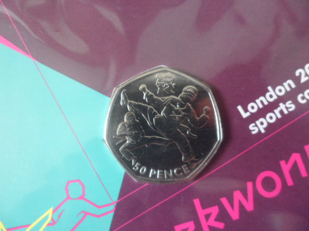เหรียญที่ระลึก การแข่งขันกีฬาโอลิมปิก - โอลิมปิก ลอนดอน 2012; THE ROYAL MINT ชนิด 50 เพนซ์ ลายเทควันโด้ ใหม่ / OLYMPICS International Sports Tournament Souvenir Coin - OLYMPICS LONDON 2012; THE ROYAL MINT 50 Pence TAEKWONDO NEW