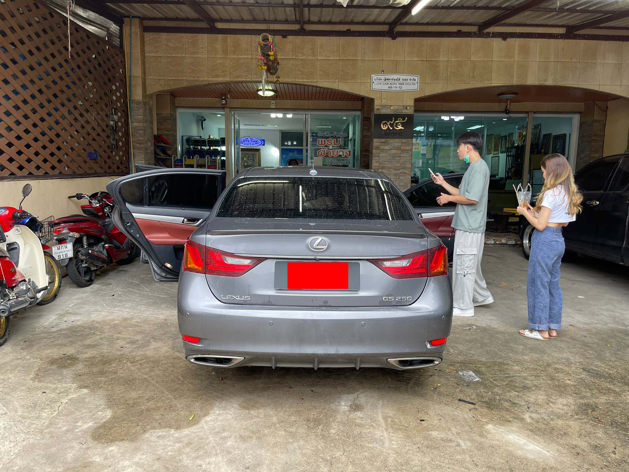 พรมในรถยนต์ Lexus GS250 2012 ปูพรม7D สีแดงไวน์ + ไวนิลดักฝุ่นสีน้ำตาล