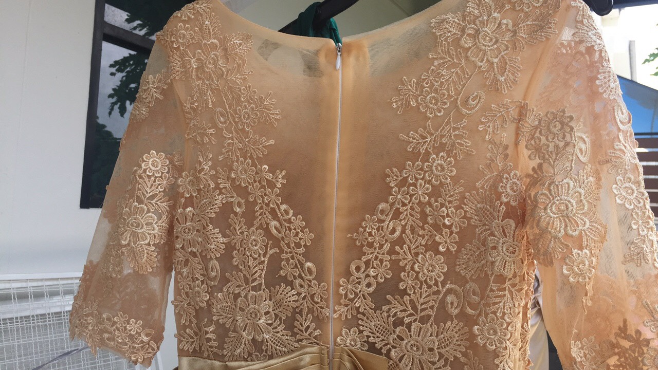 พร้อมเช่า ชุดราตรียาว แขนสามส่วน สีทอง อกแต่งลูกไม้ กรโปรงเนื้อผ้ามัน คาดเอวคริสตัล เพิ่มเข็มกลัดโบว์ช่วงหลัง