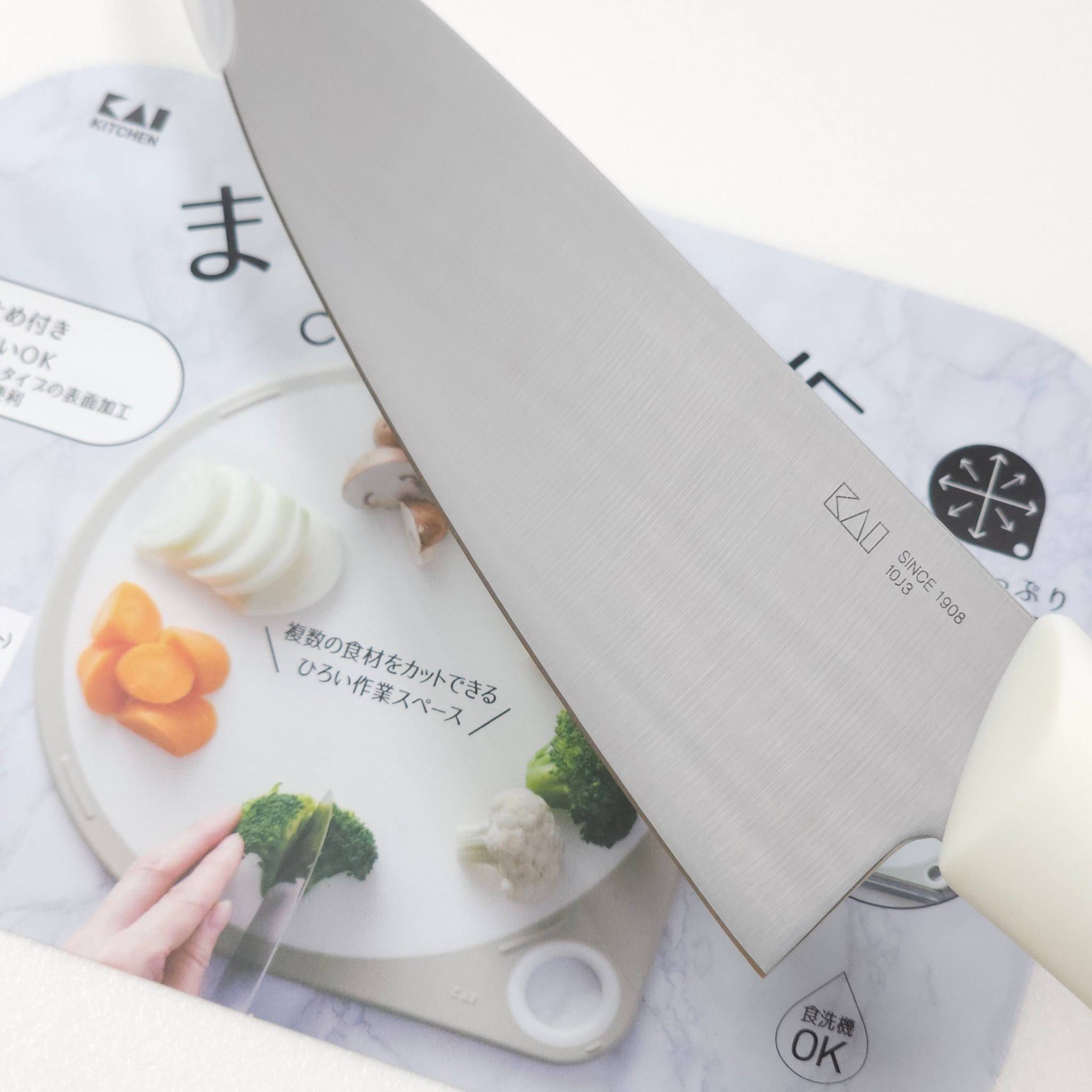 KAI SEKIMAGOROKU เซ็ตมีดพร้อมเขียง (มีด Santoku 15 ซม. + เขียง 30 ซม.)