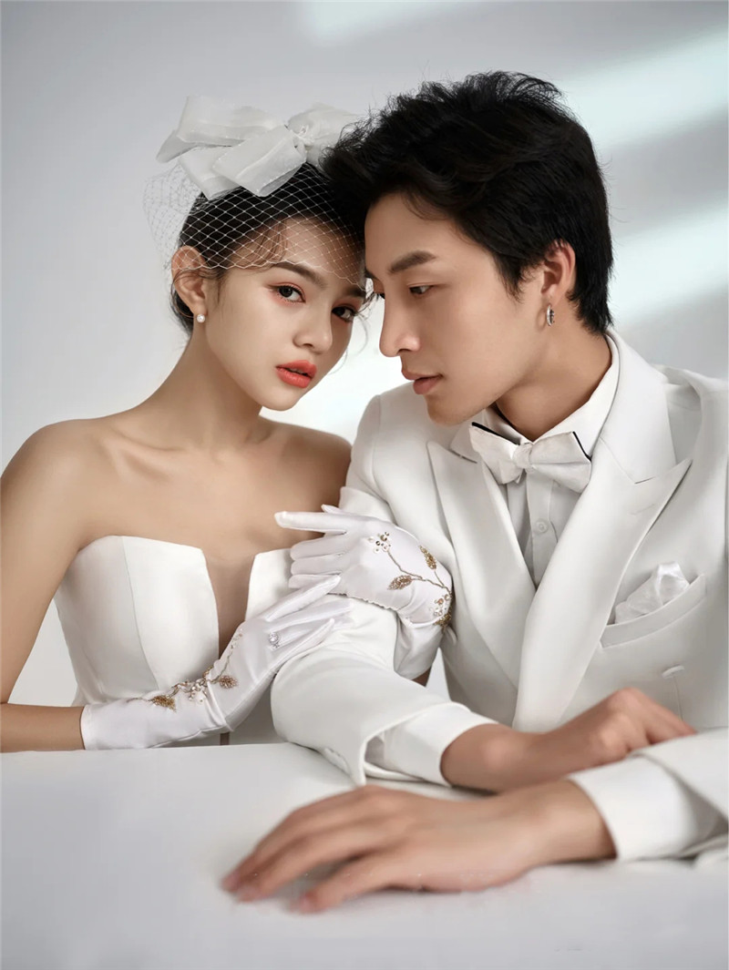 พร้อมเช่า ชุดสูทชาย สีขาว กระดุม 2 แถว