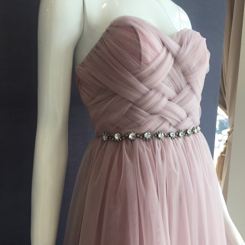 พร้อมเช่า ชุดราตรียาว เกาะอกผ้าตาข่าย ทรงเจ้าหญิงน่ารักมาก (เชือกผูกหลัง)