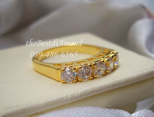 BR964+++แหวนแถวหนามเตย 5 เม็ด+++แหวนแถวแบบยอดนิยม ทุกยุคทุกสมัย ฝังแบบหนามเตย เป็นแหวนแถวแบบเรียบๆแต่ดูดี ขนาดเพชร 12 ตัง