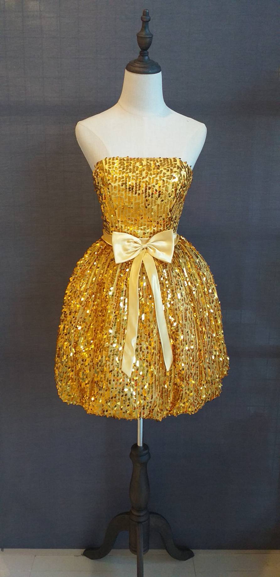 พร้อมเช่า ชุดราตรีสั้น เกาะอก สีทอง Glitter กระโปรงทรง Balloon