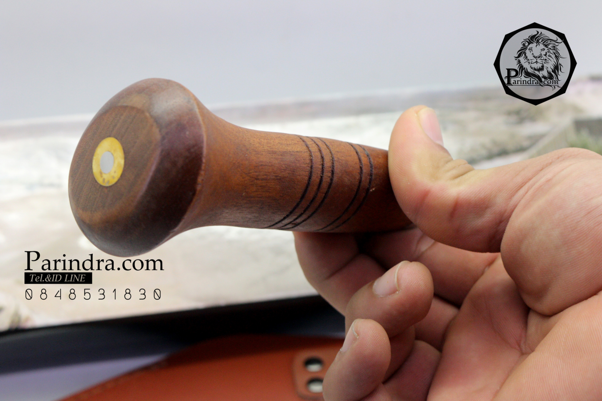 มีดใบตาย มีดเดินป่าทรงกรูข่าลายค้อนตี Kukri ขนาด 14 นิ้ว ด้ามไม้พร้อมปลอกซองหนัง