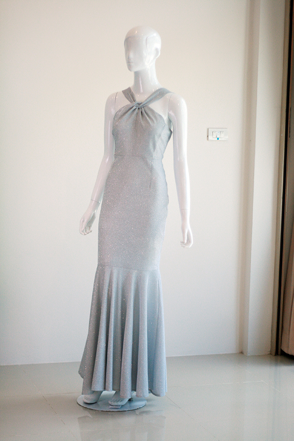 พร้อมเช่า ชุดเดรส คล้องคอ ทรงหางปลา ผ้า glitter ระยิบระยับ สีเงิน
