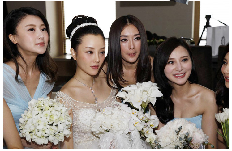 พร้อมเช่า ชุดเพื่อนเจ้าสาว ผ้าชีฟอง สีฟ้า ชุดเข้ารูปเน้น อกเเอว สะโพก แบบแขนกุกช่วยพรางต้นแขนได้