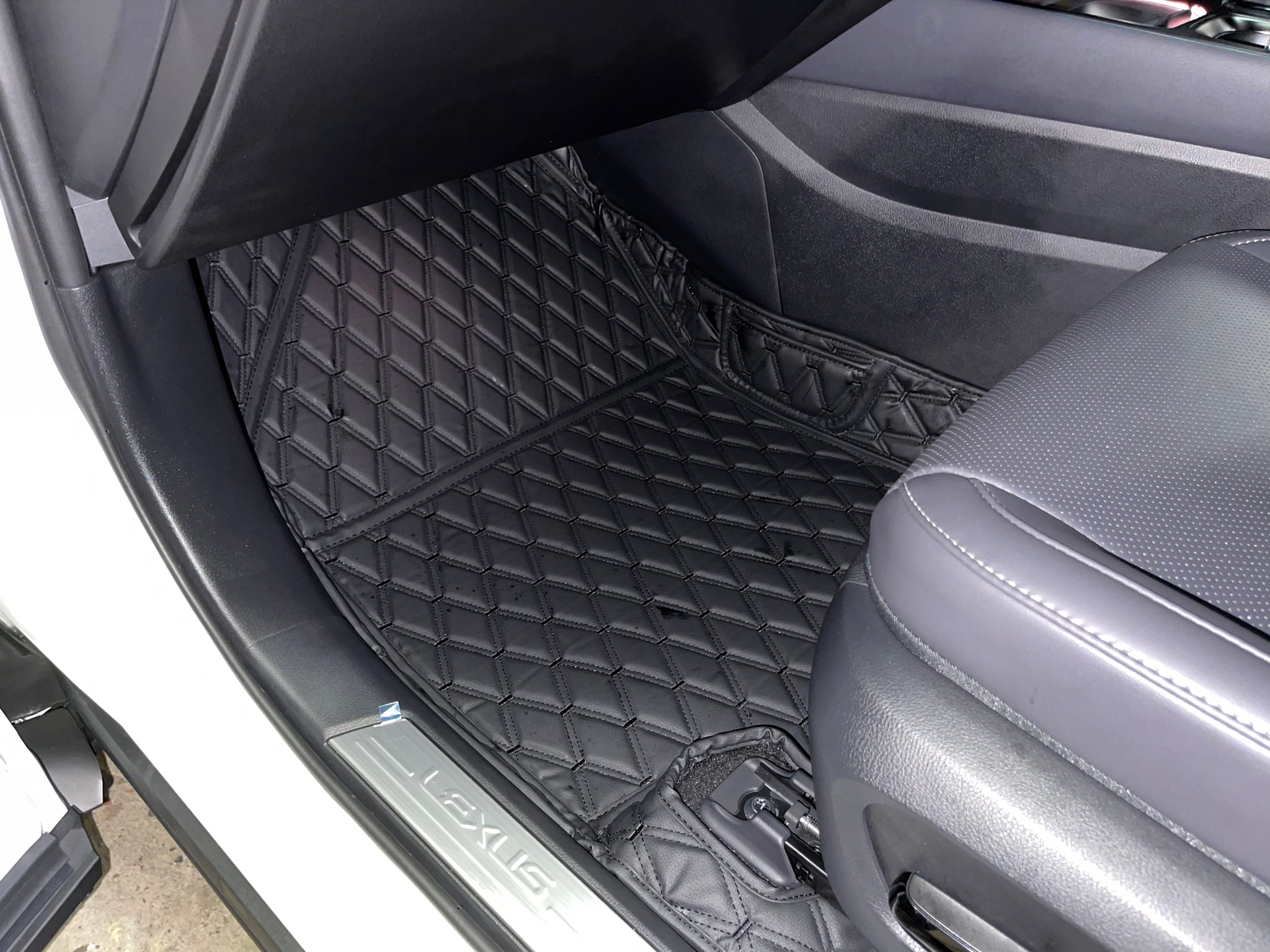 พรมปูพื้นรถยนต์ Lexus NX350h ปูพรมVVIP สีดำด้ายดำ เต็มคัน