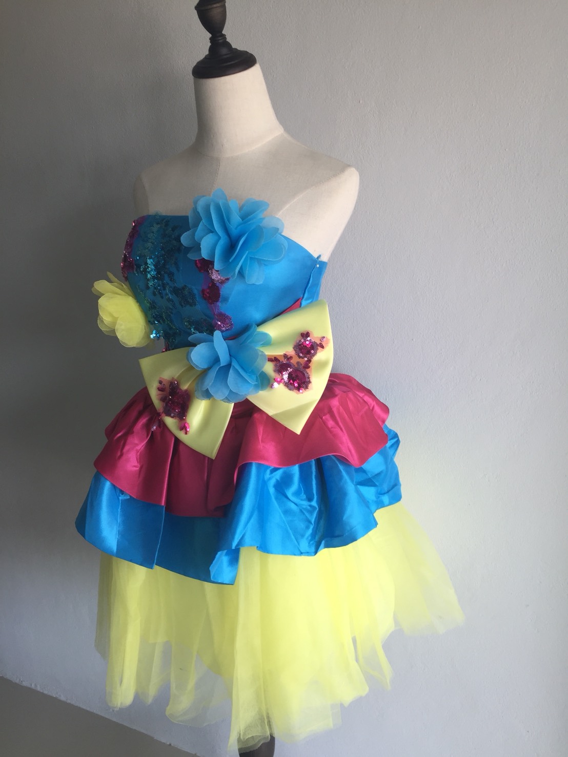 พร้อมเช่า ชุดแฟนซี ชุดราตรีสั้น เกาะอกกระโปรงระบาย สีหวาน แต่งดอกไม้และโบว์ที่เอว