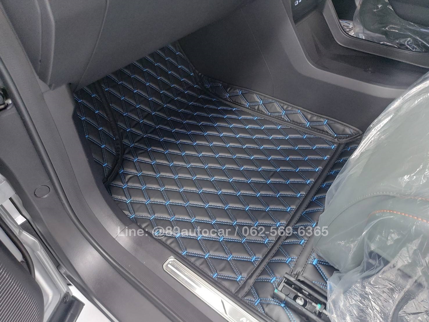 พรมปูพื้นรถยนต์ Omoda Jaecoo6 EV (โอโมด้า เจคลู 6 อีวี) ปูพรมVVIP สีดำด้ายน้ำเงิน เต็มคัน