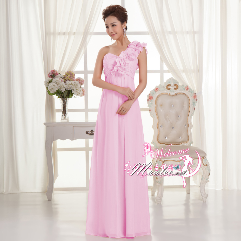 พร้อมเช่า ชุดราตรียาว ไหล่เดียว จับเดรปหน้าอก แต่งระบายช่วงไหล่ สีชมพู