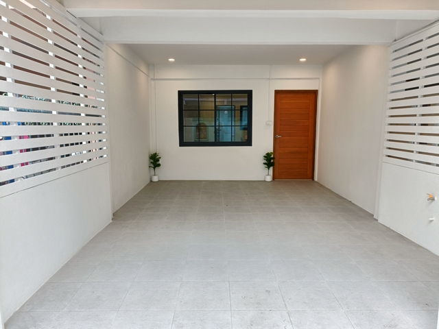 ขายทาวน์เฮ้าส์หมู่บ้านปัฐวิกรณ์ รามอินทรา 44 มี 2 ห้องนอน 2 ห้องน้ำ รีโนเวทใหม่พร้อมอยู่ ใกล้รถไฟฟ้า ฟรีโอน