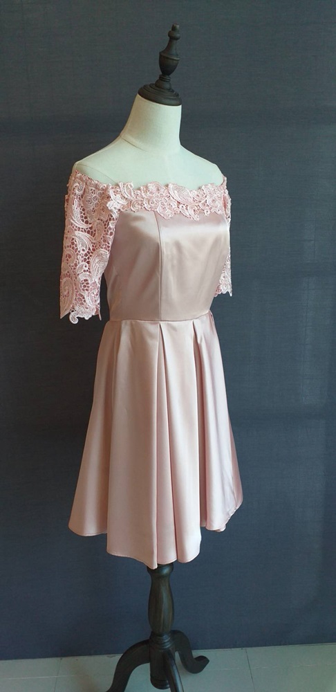 พร้อมเช่า ชุดราตรีสั้น สีโรสโกลด์ ปาดไหล่ แต่งลูกไม้