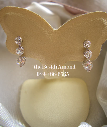 หมด++BE931RD++ต่างหูเพชร 3 เม็ดแบบตั้ง++เรียบ หรู ดูดีมากๆๆๆ ใส่ติดหูได้ทุกวัน ไม่เวอร์ ดูผู้ดีมากๆๆค่ะ ดีไซน์ก็เก๋ค่ะ เรียงลงมา 3 เม็ดโดยไล่จากระดับ