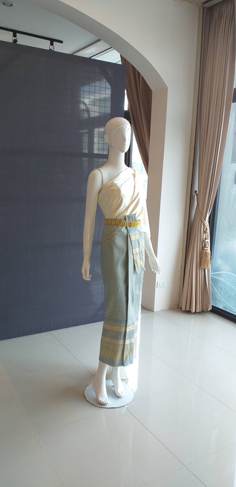 เช่า ชุดไทย ชุดเพื่อนเจ้าสาว ชุดไทยผ้าซิ่นสีฟ้า สไบเรียบสีงาช้าง