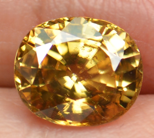 เพทายสีเหลือง (Zircon) 3.68 กะรัตสวยมาก (0367)